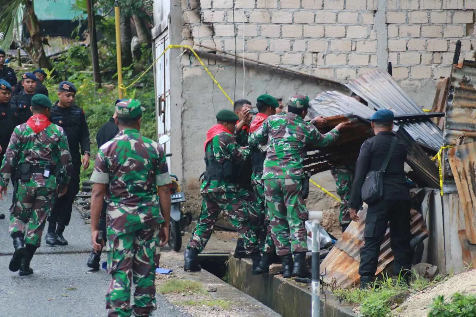 TNI Polri Di Tual Bantu Warga Bersihkan Rumah Terbakar Akibat Konflik