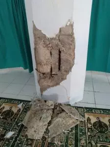 Tiang masjid banda eli yang rusak akibat gempa bumi