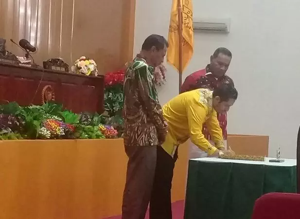 Ketua dprd kota tual tanda tangan perda lkpj walikota tual 2018