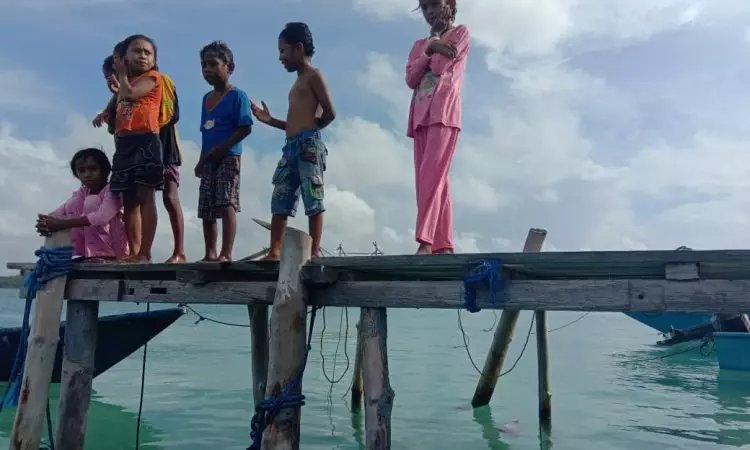 Anak - anak di pulau ut kota tual