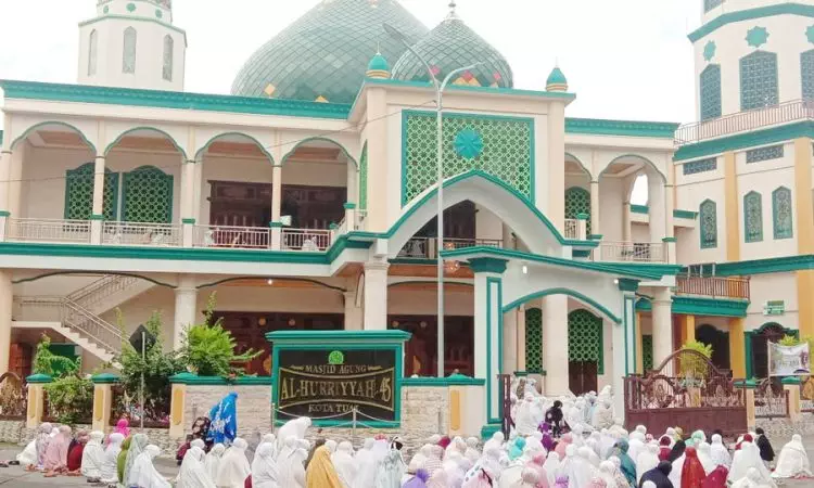 Sholat idul adha di masjid agung tual jumat. Tampak umat islam kota tual mematuhi protokol kesehatan ditengah covid 19