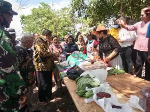Walikota Tual beli hasil kebun para petani Covid-19 Dusun Vatraan