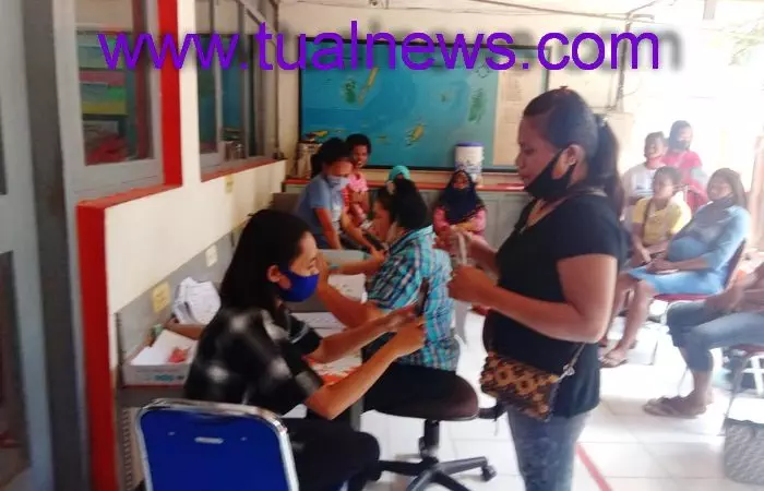 Masyarakat di nuhu evav datangi kantor pt. Pos indonesia cabang tual untuk menerima bst 2020