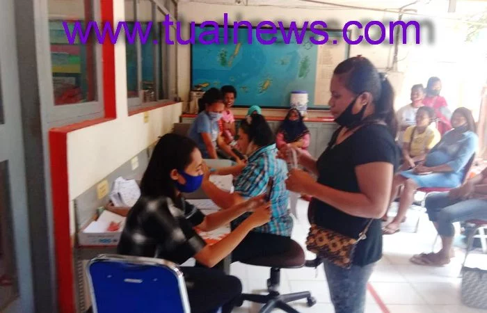 Masyarakat di nuhu evav datangi kantor pt. Pos indonesia cabang tual untuk menerima bst 2020