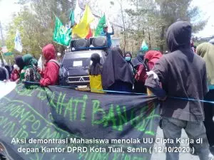 aksi demo mahasiswa didepan Kantor DPRD Kota Tual