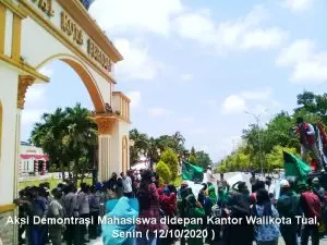 aksi mahasiswa didepan Kantor Walikota Tual