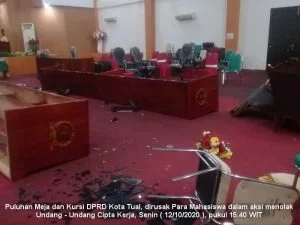 Puluhan meja dan kursi dprd kota tual rusak