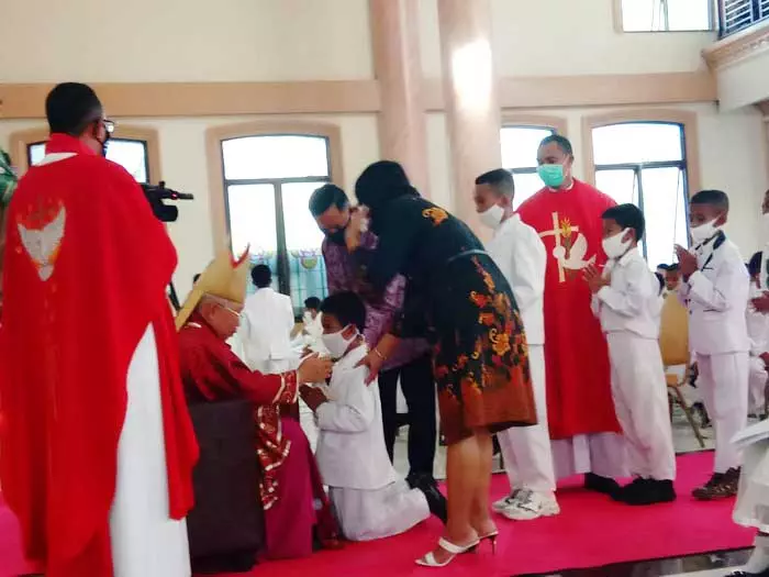 Perayaan misa krisma bagi 400 anak di gereja katolik santo yosep ohoijang, wilayah keuskupan kei – kecil, minggu ( 15/11/2020 )