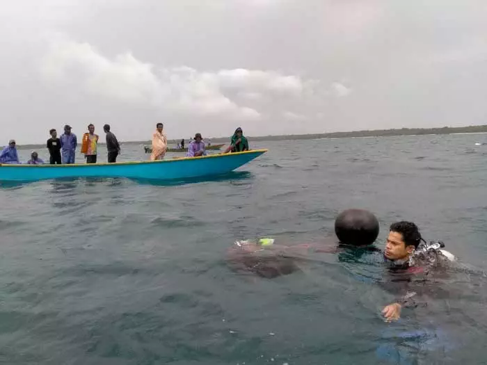 Tim gabungan menyelam cari korban tenggelam di perairan laut tayando