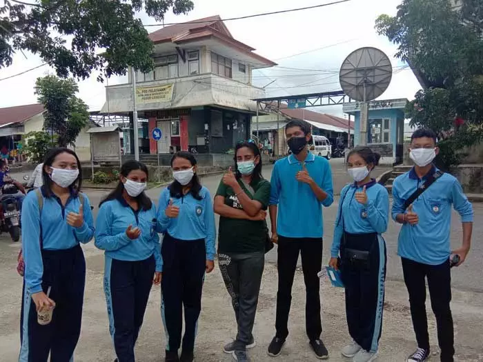 Wakasek kesiswaan bersama para murid usai pembagian masker dipasar langgur