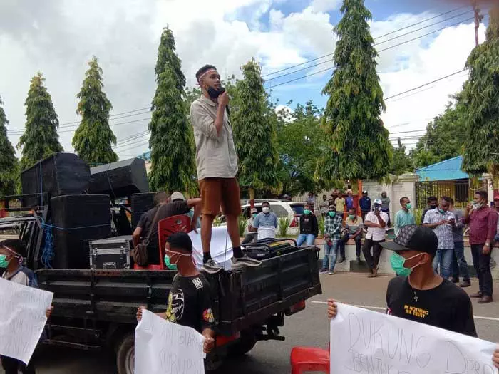 Aliansi masyarakat peduli maluku tenggara, senin ( 15/03/2021 ) melaksanakan aksi demonstrasi di kantor dprd kabupaten maluku tenggara