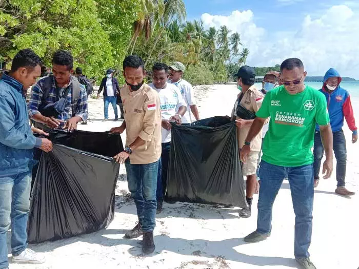 Pembersihan sampah plastik di pantai wisata pasir panjang