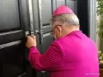 Uskup-Amboina-membuka-pintu-Gereja-Santo-Fransiskus-Xaverius-Kota-Tual,-rabu-16-juni-2021
