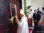 Uskup-Mandagi-membuka-pintu-Gereja-Katolik-Santo-Yosep-Ohoijang,-14-Juni-2021