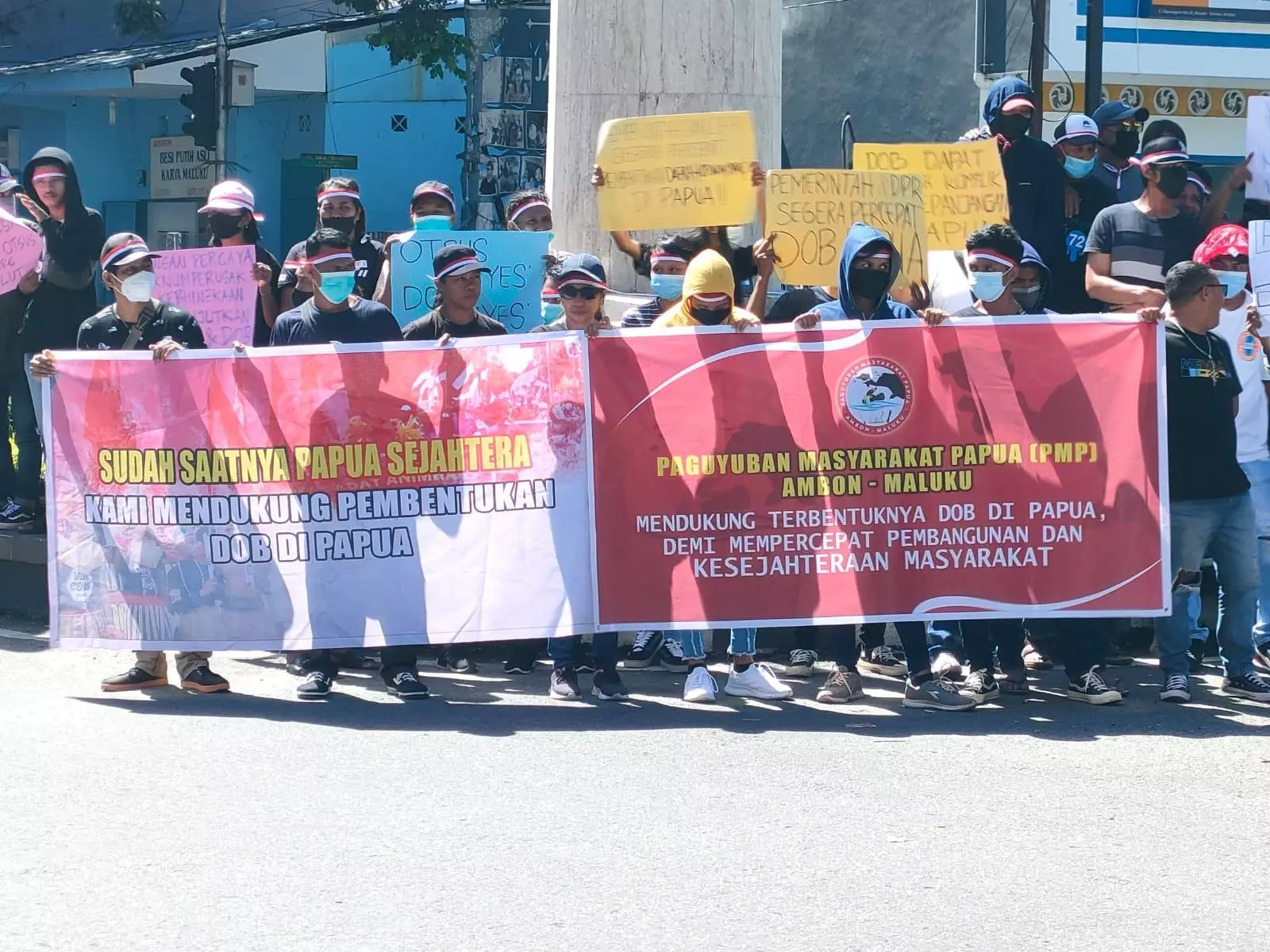 Aksi warga papua di kota ambon