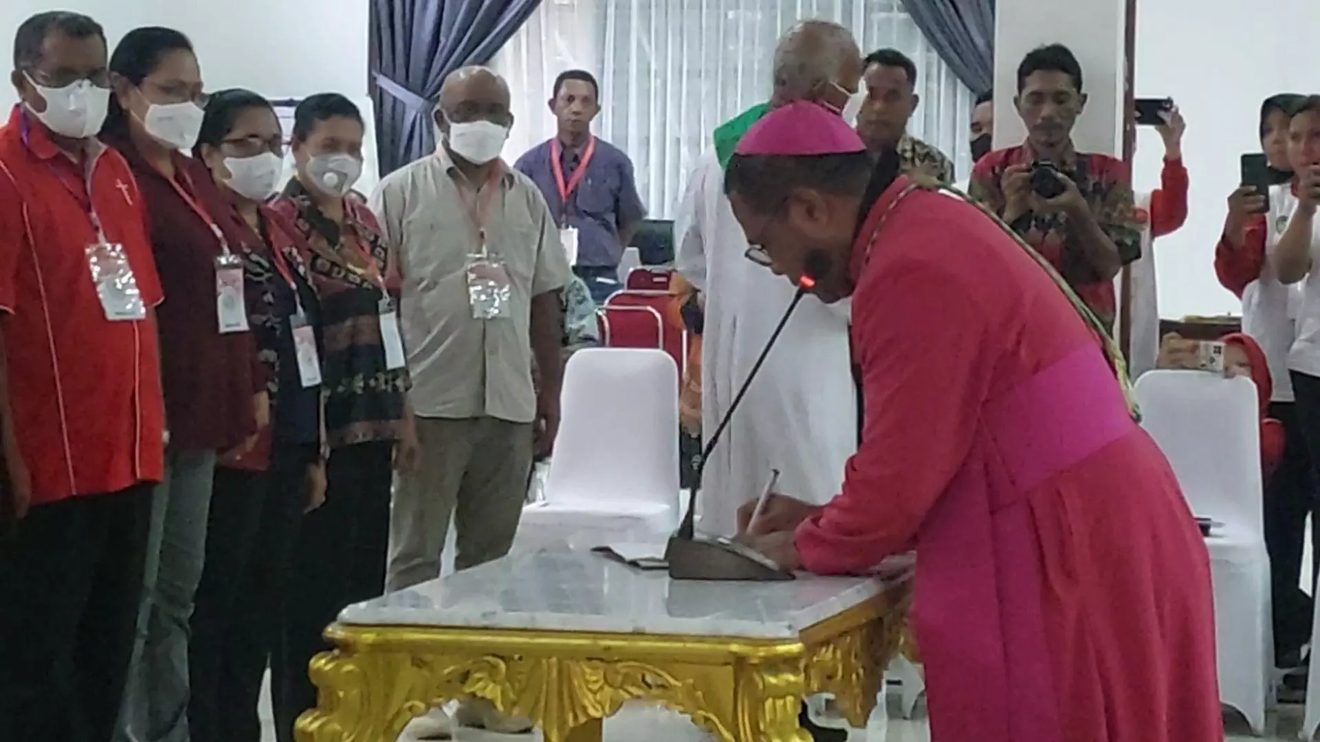 Uskup amboina melantik dewan juri pesparani katolik iv provinsi maluku di aula balai kota tual, minggu pagi