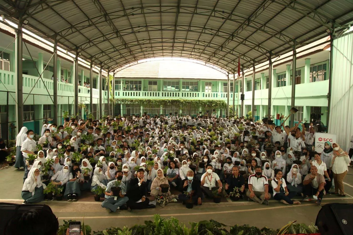 Co-founder teens go green indonesia, bambang sutrisno, menyampaikan materi tentang pentingnya pemulihan dan pelindungan bumi dari pemanasan global (global warming). Acara ini diikuti oleh 859 pelajar sman 1 cileungsi dan sekitarnya secara hybrid