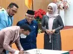 Sekda Kota Tual menandatangani berita acara persetujuan tiga fraksi DPRD Kota Tual atas RAPBD untuk ditetapkan sebagai Perda APBD 2023, rabu malam 30 November 2022