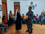 Danlanal Tual menyerahkan santunan TNI AL kepada pemimpin Panti Asuhan Bhakti Luhur di Ohoi Kelanit, Kamis 01 Desember 2022