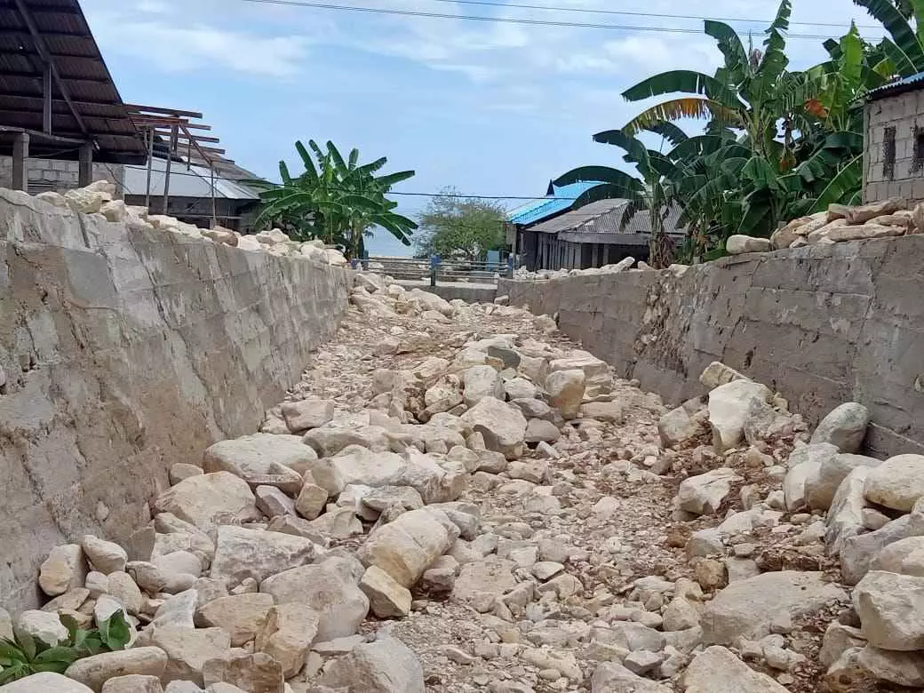Kondisi talud di ohoi banda suku 30 terkena hantaman banjir batu