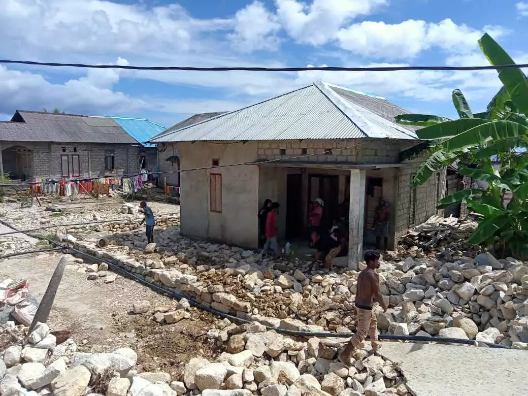 Kondisi rumah warga yang terkena hantaman banjir batu, kamis 1 desember 2022