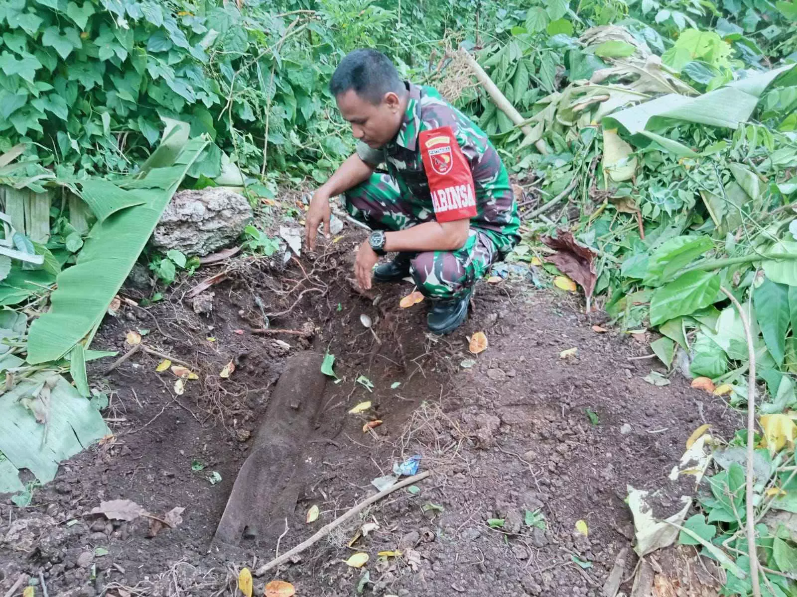 Satu buah bom mortir yang ditemukan warga desa dullah darat di lahan kebun, sementara diamankan tni -polri, jumat 6 desember 2023