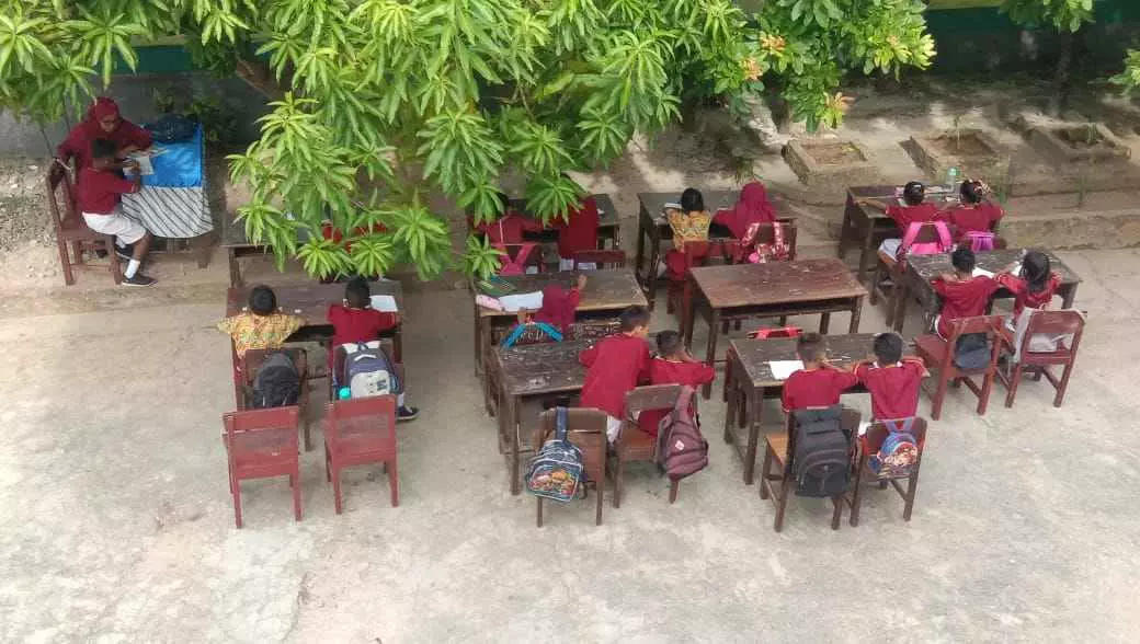 Akibat gempa saumlaki, siswa/i sd n 12 kota tual belajar di luar halaman sekolah