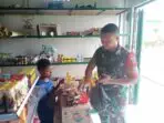Babinsa Kodim 1503 Tual membeli sembako untuk sambangi warga kurang mampu di Ohoi Ngursit, Kabupaten Malra, 18 Januari 2023
