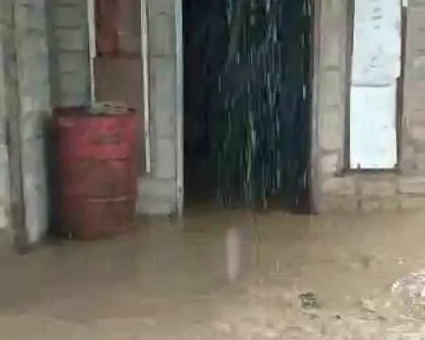 Banjir yang meluap masuk dirumah warga desa rotnama mbd