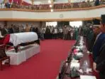 Penghormatan terakhir jenazah Almarhum Ishak Nuhuyanan di Kantor DPRD Kota Tual