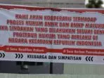 Ini spanduk yang dipasang keluarga besar Marga Kabalmay didepan rumah Udin Kabalmay, kamis malam 26 Januari 2023