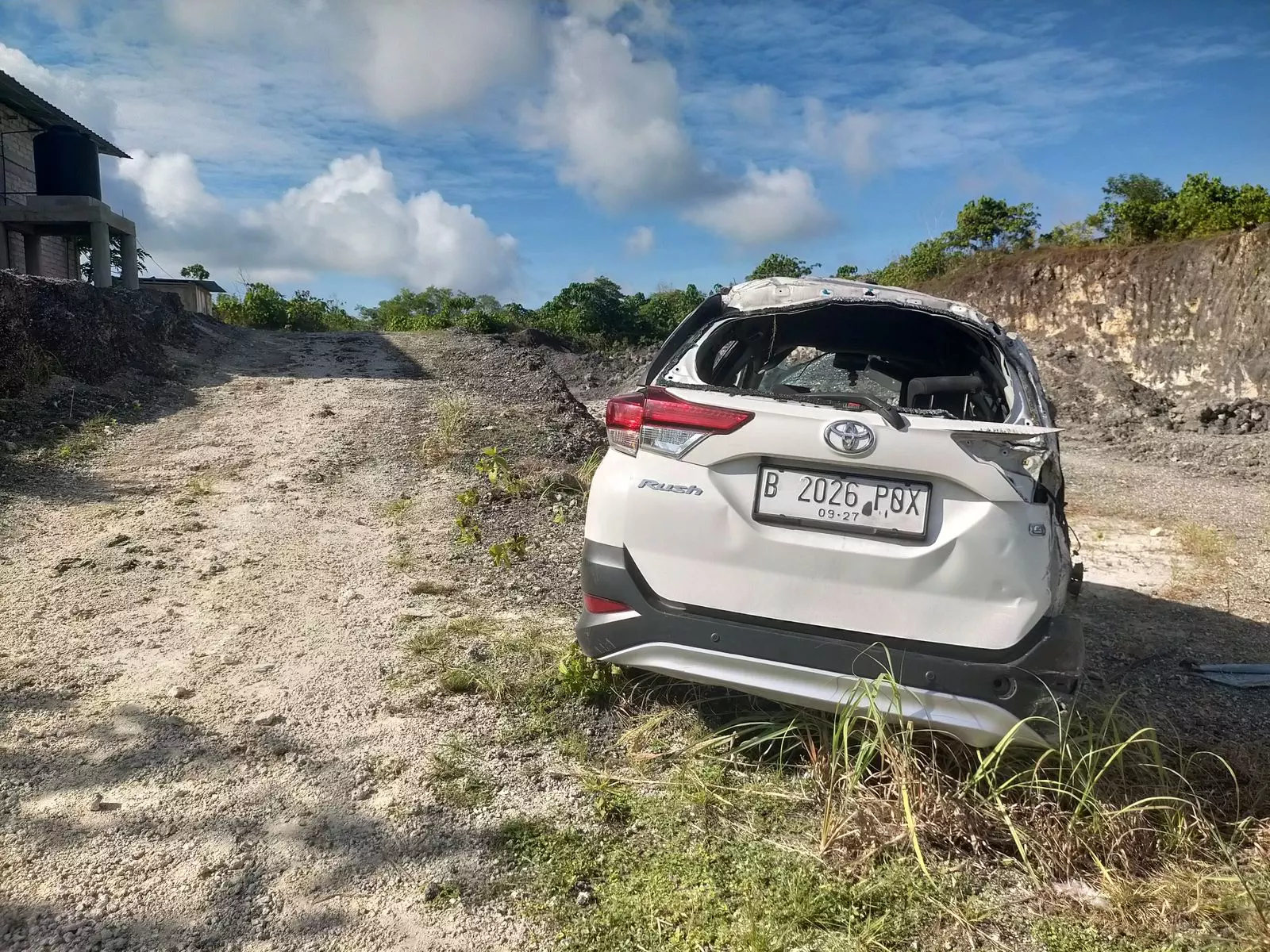 Ini identitas mobil yang mengalami kecelakaan laka lantas tunggal di jalan kolser - loon minggu pagi 12 januari 2025