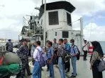 Para pelajar mendapat bekal ilmu kemaritiman diatas kapal perang TNI AL